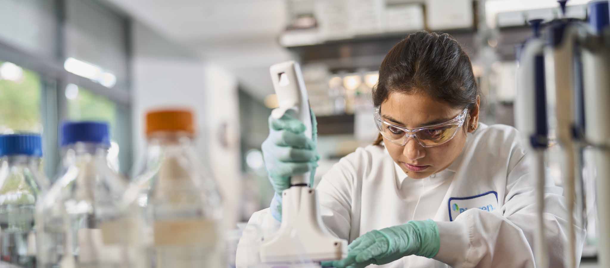 在美國劍橋實驗室工作的百健（Biogen）科學家
